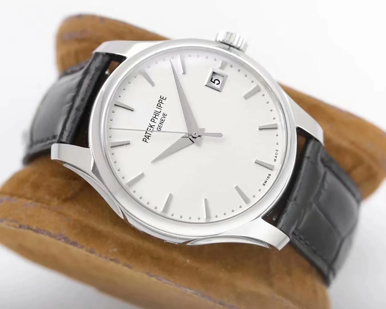 Patek Philippe Classic Series 5227 watch (PP flip cover for short) makes a strong debut! [Case] Watch size 39mm The ivory white enamel dial is smooth and delicate, and the gold three-dimensional hour markers and hands are all treated with precious metal PVD to restore the tall and elegant aura of PP. [Technical breakthrough] 9015 modified PP self-produced Cal.324 SC movement - the large and small splints have flowing luster, the gemstone bearings are bright and natural, the position of the balance wheel is consistent with the original, and the simulation is close to the original factory. [Strap] Equipped with a classic Italian calfskin strap, with clear texture and high quality. The pin buckle has the same structure as the original, is polished neatly and brightly, and can be used with the original product. 5227 is extremely simple and has hidden beauty. It fully reveals the unique temperament of Patek Philippe and is very seductive!